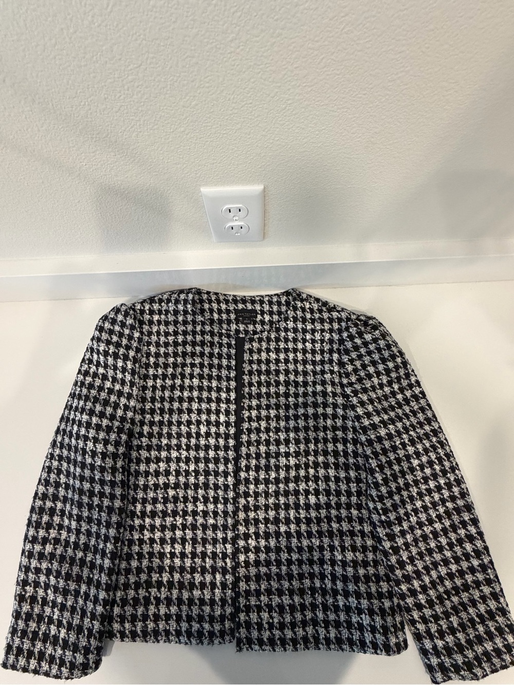 Ann Taylor Black & White Houndstooth Collarless Blazer